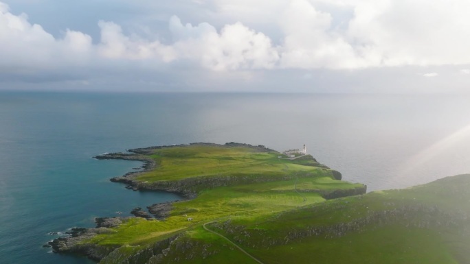 苏格兰斯凯岛奈斯特角灯塔的无人机视图