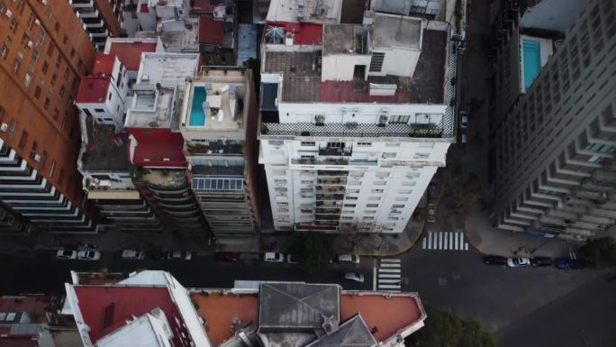 飞机飞过布宜诺斯艾利斯的屋顶，俯视图