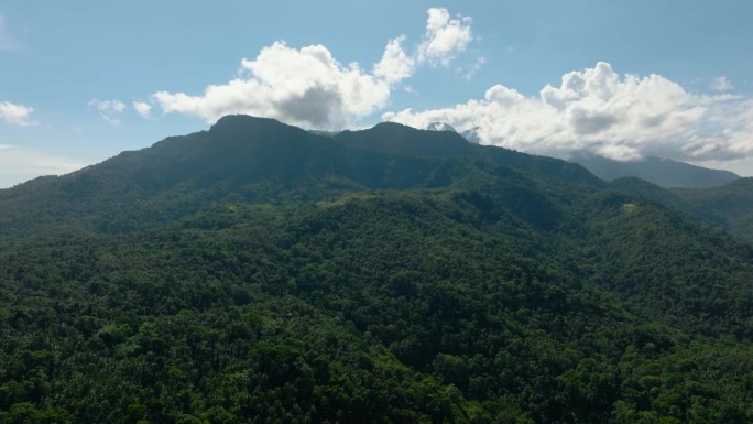 卡米昆岛山林环抱的优美景观。