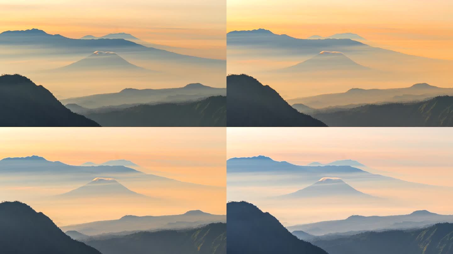 4k延时电影日出场景移动的云，雾和烟雾的喷发覆盖火山mt . Bromo, sememeru, Ba