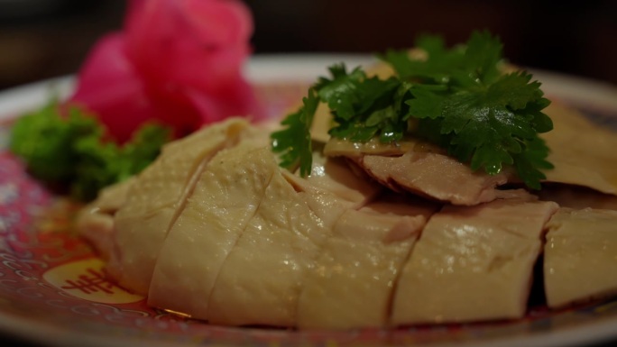 诱人的中国鸡肉，漂亮地摆放在桌子上。