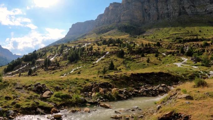 在西班牙比利牛斯山的Ordesa公园和Monte Perdido，雨水形成的瀑布风景。