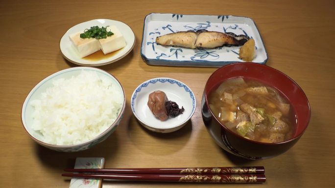 日本料理:标准的流行套餐。米饭，味噌汤，烤味噌鱼(黑鱼或黑鳕鱼)。