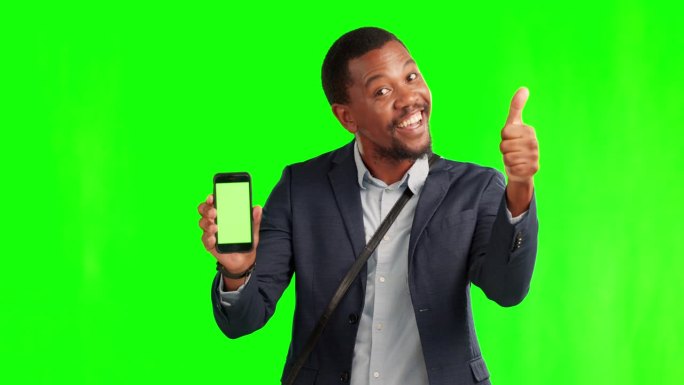 手机，绿色屏幕上的黑人，对应用程序，社交媒体评论或网站的积极反馈点赞。微笑，chromakey和商人