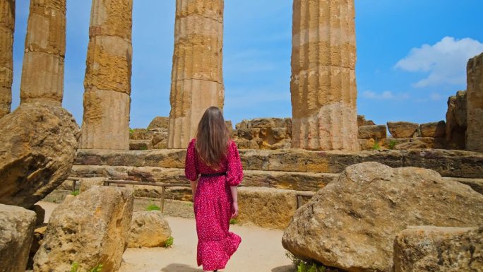 一名女游客参观意大利西西里岛的古色古香的赫拉克勒斯神庙。