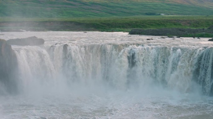 冰岛夏季，强大的戈达弗斯瀑布从斯贾尔凡达弗约特河流下