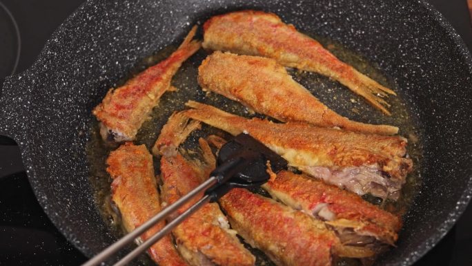 厨师烹调红鲻鱼的特写镜头