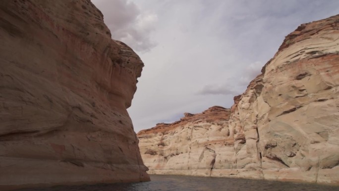 鲍威尔湖羚羊峡谷风景游船之旅通过水道狭窄，丰富多彩，并在亚利桑那州的岩石雕刻地质