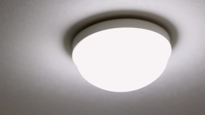 打开天花板上的半球形照明装置