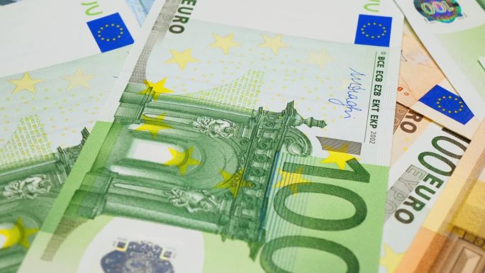 欧元正在旋转。一百欧元的钞票在桌上旋转。新版欧元纸币正在流通。很多50欧元的钞票。经营理念财富。融资