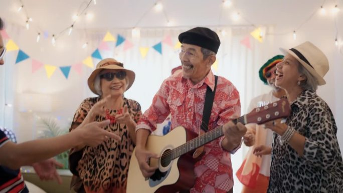在一个家庭聚会上，一位老人在朋友们一起喝酒跳舞的时候弹吉他。