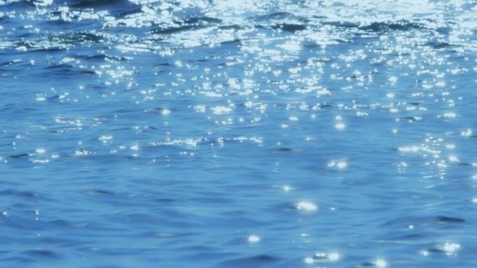 海水反射出耀眼的光芒
