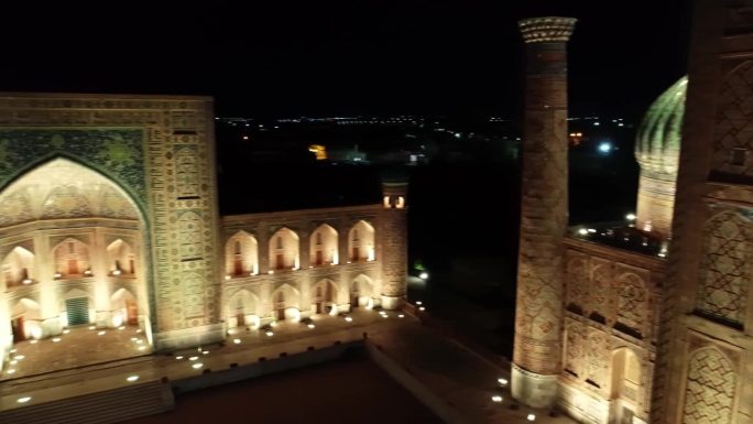 无人机拍摄的夜间雷吉斯坦建筑群全景图，乌兹别克斯坦撒马尔罕