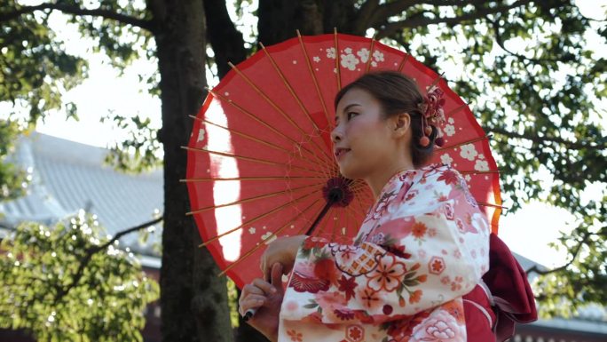 日本文化:穿和服、撑红伞的女人