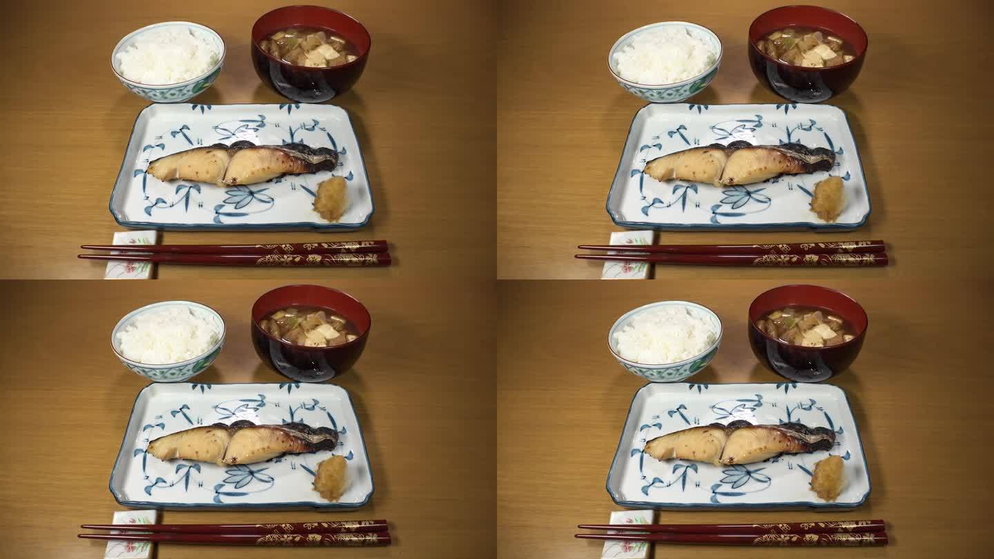 日本料理:标准的流行套餐。米饭，味噌汤，烤味噌鱼(黑鱼或黑鳕鱼)。