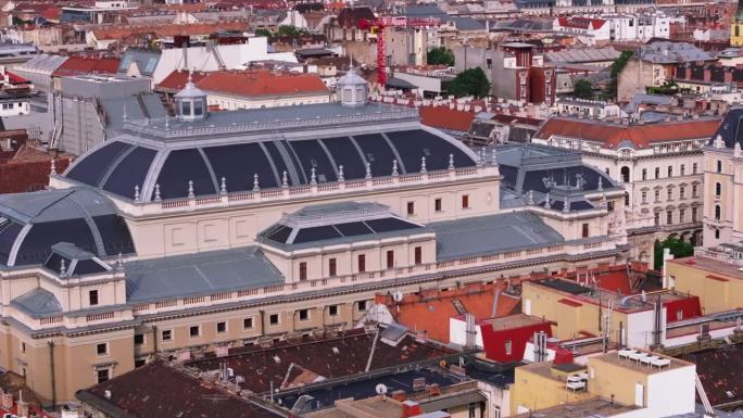 匈牙利国家歌剧院。大型历史建筑，有雄伟的屋顶和观景台。周边城镇发展背景。匈牙利布达佩斯