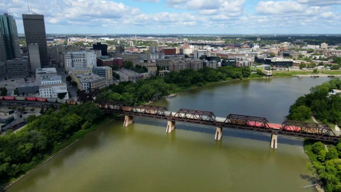 无人机拍摄的火车在桥上过河的中景