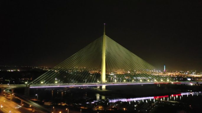 城市大桥地标的夜间照明。