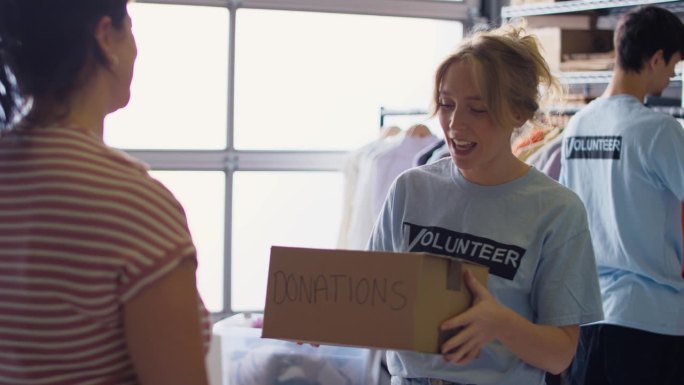 女慈善工作者领取市民捐款箱