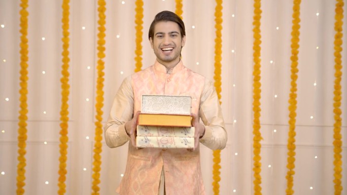 排灯节拿着糖果盒的印度男人