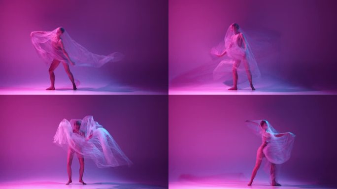 柔弱的年轻女孩穿着米色的紧身衣表演，在霓虹灯下，用透明的织物在渐变的粉红色紫色工作室背景下跳芭蕾