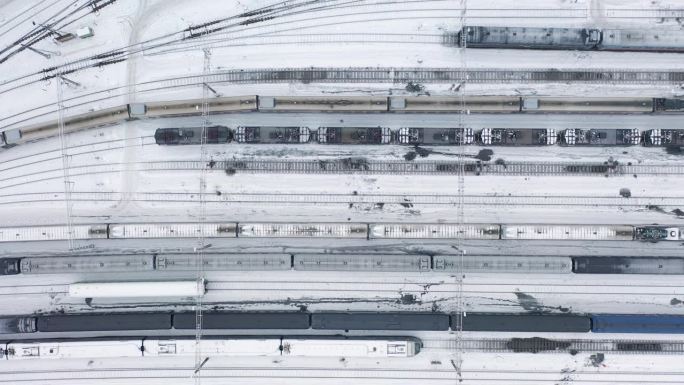 冬天，一列火车驶入铁路调车场