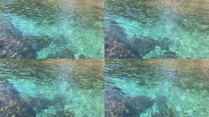 海水蓝蓝的绿松石清澈的表面。
