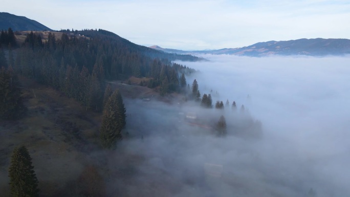 飞过山顶的云层。山峰高耸，清晨日出，自然景观优美