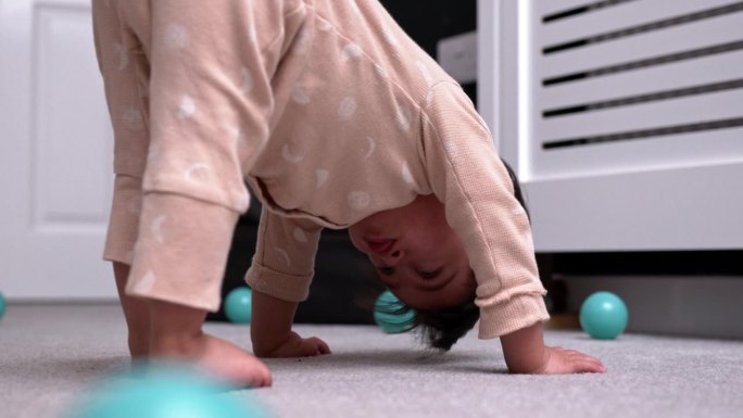 小孩在地板上玩耍孩子玩耍视频素材婴幼儿