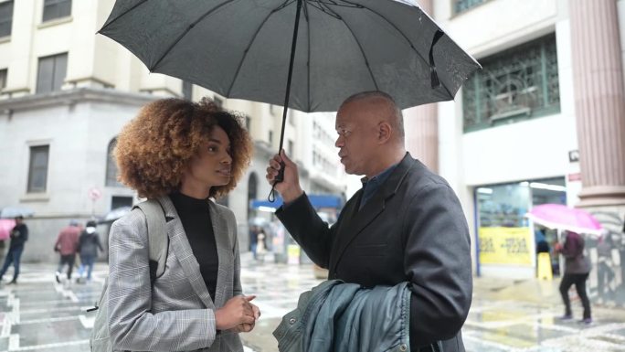 一男一女在下雨的时候在街上聊天