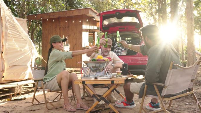 一群朋友在度假中享受露营。烧烤与饮料愉快的时间，假期，关系，假期，旅游的概念