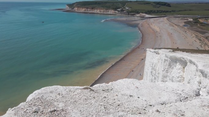 英国东苏塞克斯英吉利海峡旁的七姐妹白崖和伯灵峡海滩