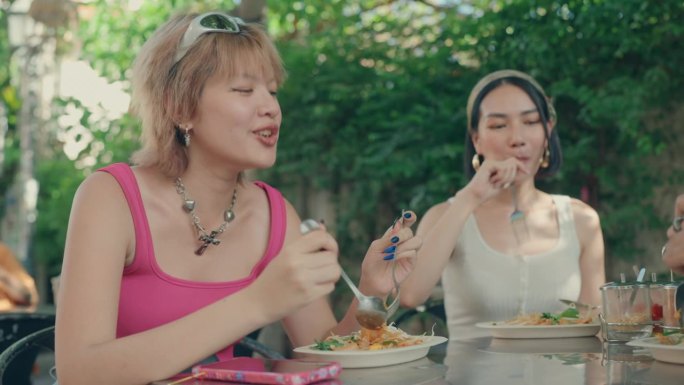 美食冒险:一群游客在曼谷品尝正宗的泰国街头小吃。