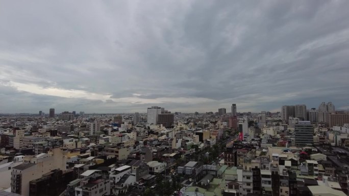 阴天台南城市天际线的时间流逝