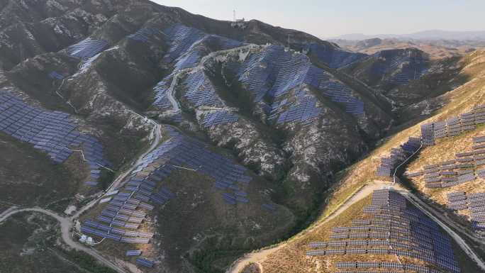 航拍山地太阳能电池板