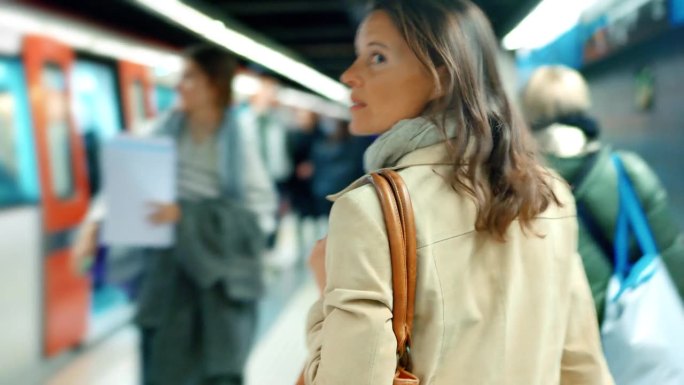 两个女性朋友走在地铁站台上