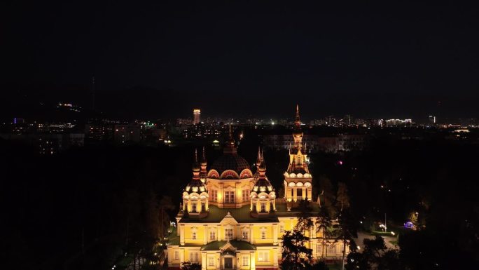 在哈萨克斯坦阿拉木图市的夜晚背景下，东正教教堂的扬升大教堂