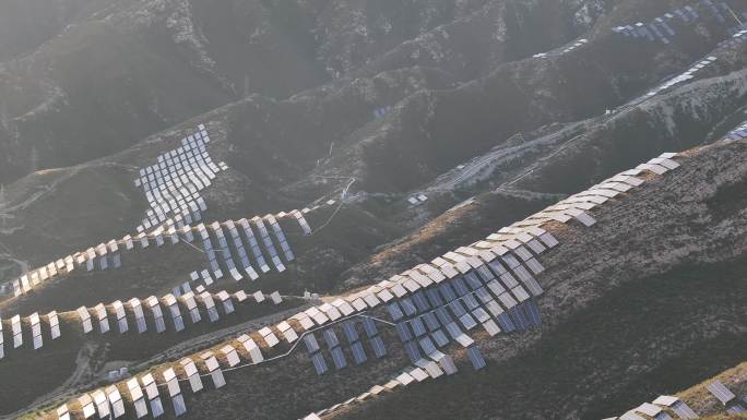 航拍山地太阳能电池板