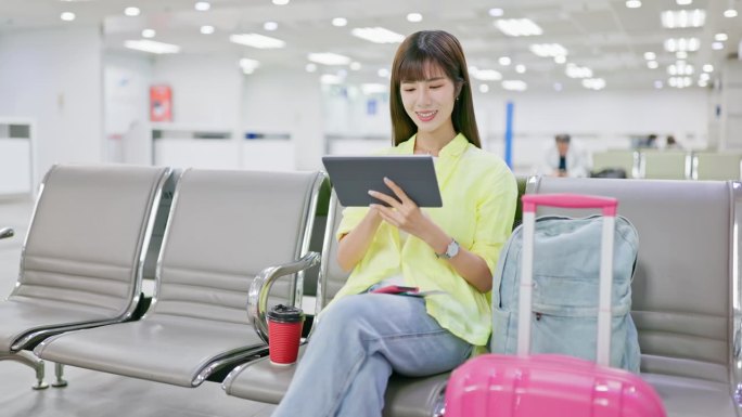亚洲女性开心地平板机场
