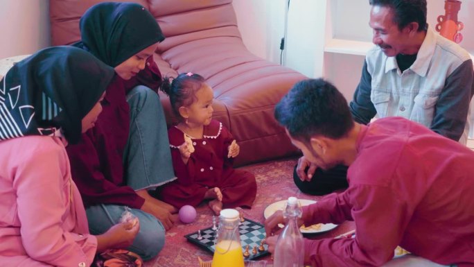 印尼穆斯林家庭和一个女儿在玩游戏