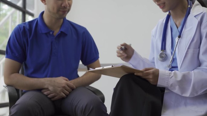 良性前列腺增生的男性接受检查并咨询亚洲女医生，医生会询问患者的病情并给出健康建议。