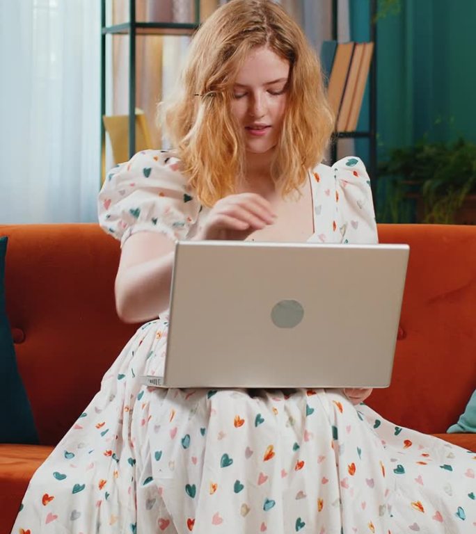 漂亮女人自由职业者打开笔记本电脑，开始工作教育发信息上网购物