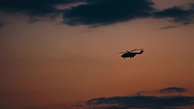 黄昏夕阳下的一架直升机