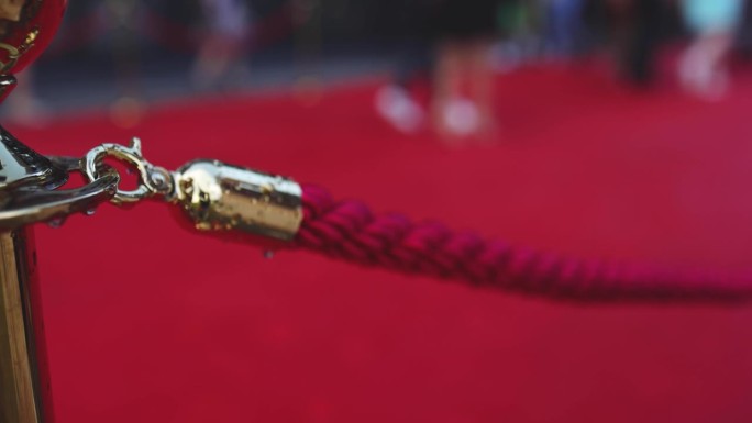 豪华派对入口用绳索和金色屏障围成的红地毯，电影院首映电影节活动颁奖盛典，有钱的贵客到来，户外装饰元素