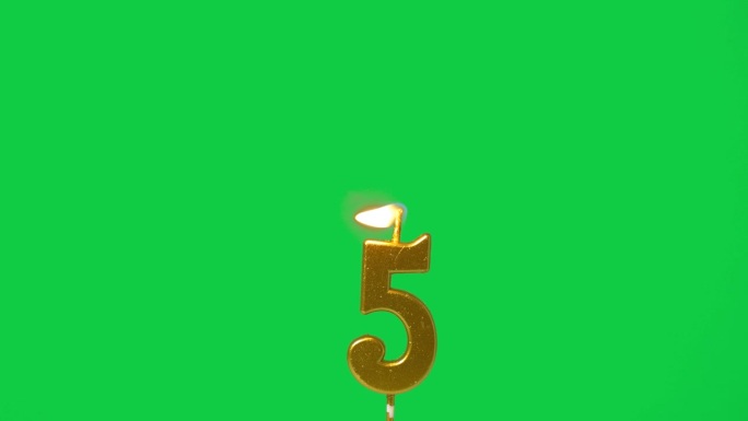 无缝循环蜡烛灯，金色蜡烛5号形状的第五年庆祝点燃。火焰在烛芯摇摆和闪烁孤立的绿色屏幕背景，水平帧率6