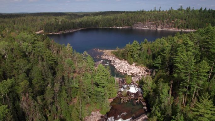 加拿大荒野中的原始瀑布，4K航拍