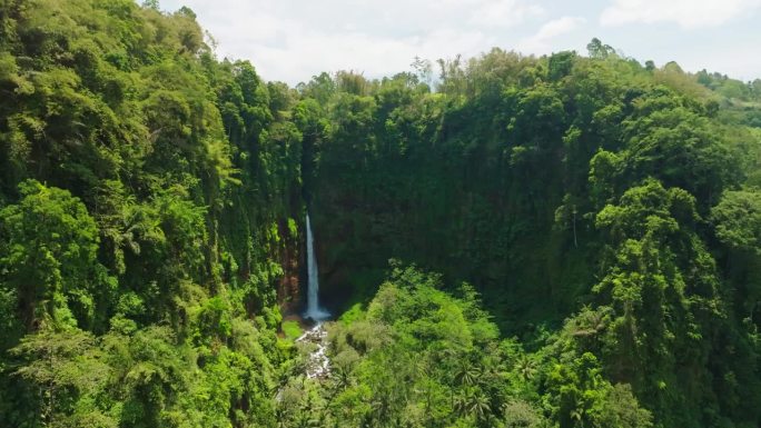 鸟瞰图姆帕克塞乌瀑布，也被称为科班塞乌瀑布。美丽的彩虹和雾，Tumpak Sewu瀑布是印度尼西亚东