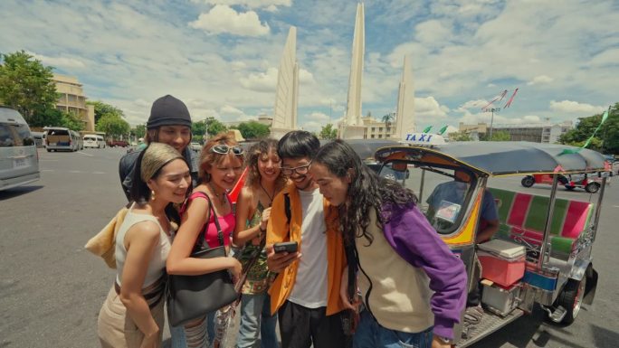 一群朋友在曼谷的激动人心的旅程。