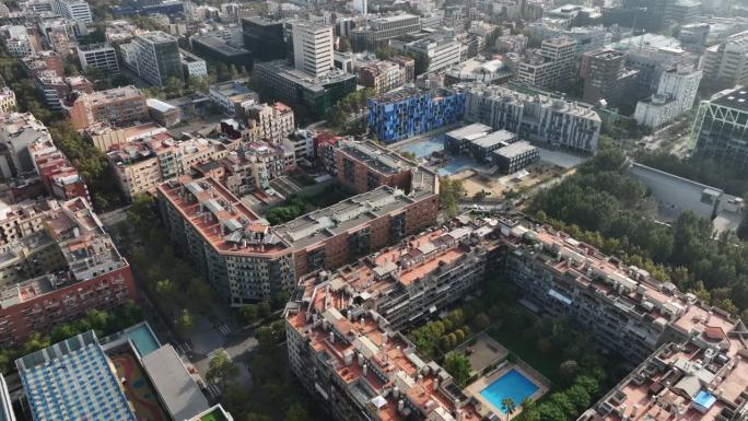 白天巴塞罗那市著名的住宅区基础设施交通街道航拍全景4k西班牙