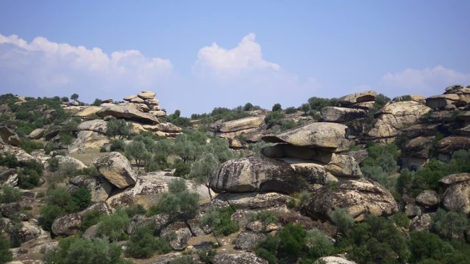 土耳其艾丁的堆叠岩层。数百万年前，风和水侵蚀了整个山脉。